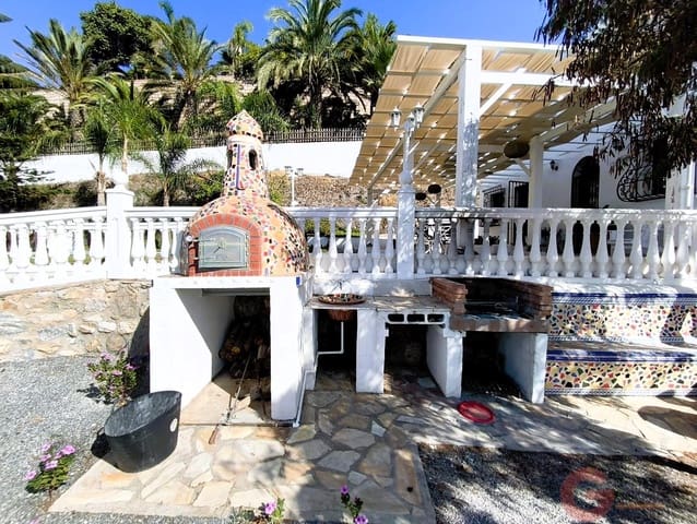 Chalet de 3 habitaciones en Motril en venta con piscina garaje - 595.000 € (Ref: 10049868)