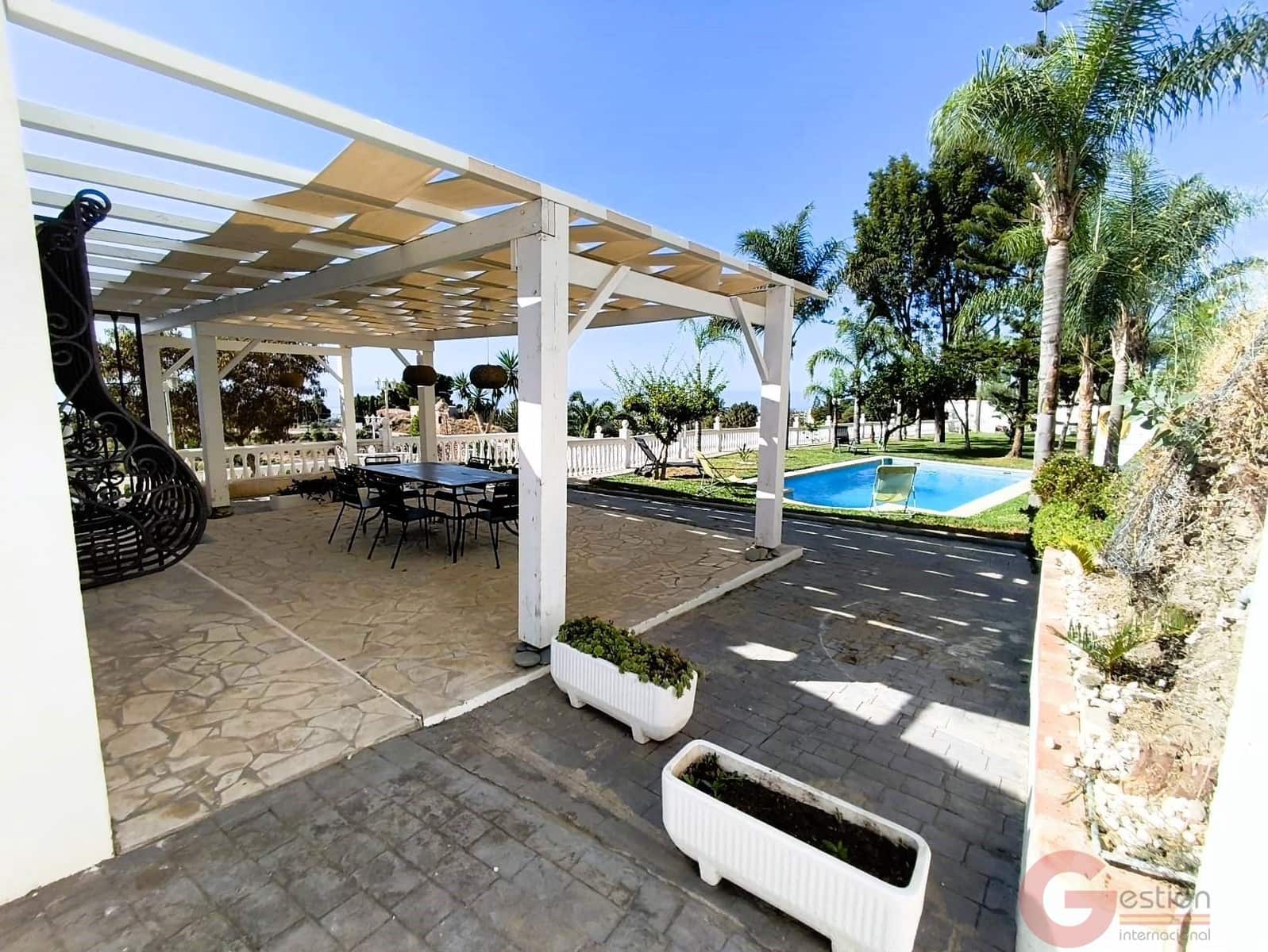 Chalet de 3 habitaciones en Motril en venta con piscina garaje - 595.000 € (Ref: 10049868)