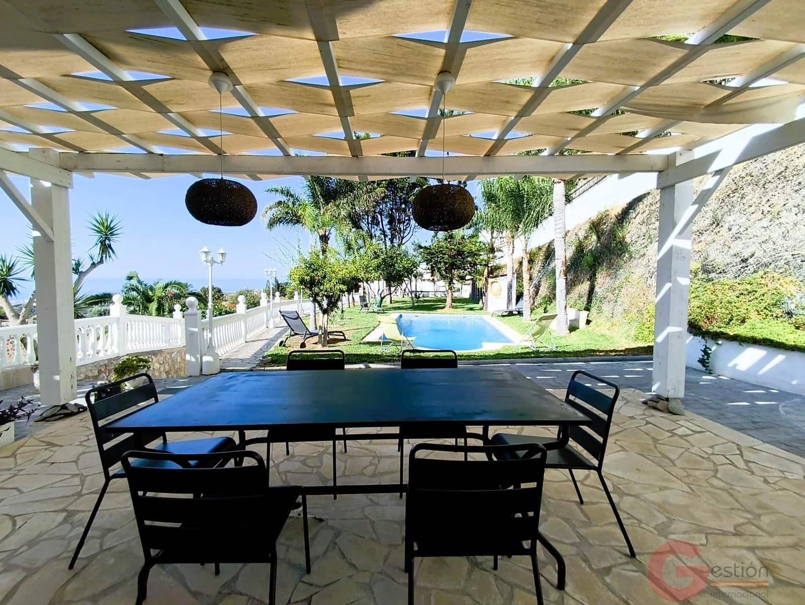 Chalet de 3 habitaciones en Motril en venta con piscina garaje - 595.000 € (Ref: 10049868)