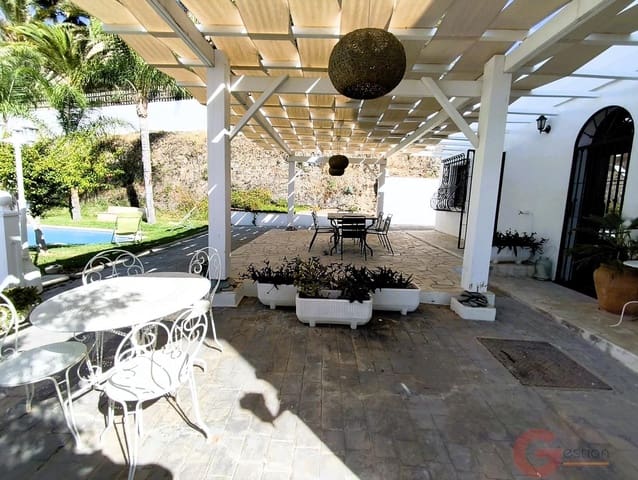 Chalet de 3 habitaciones en Motril en venta con piscina garaje - 595.000 € (Ref: 10049868)