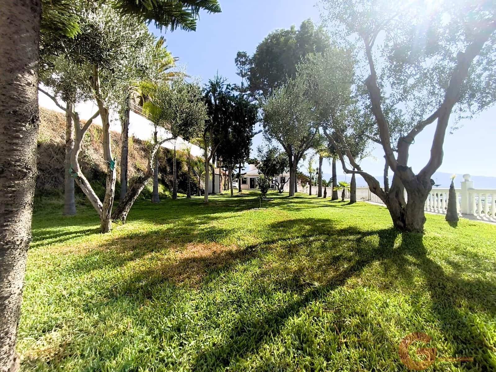 Chalet de 3 habitaciones en Motril en venta con piscina garaje - 595.000 € (Ref: 10049868)