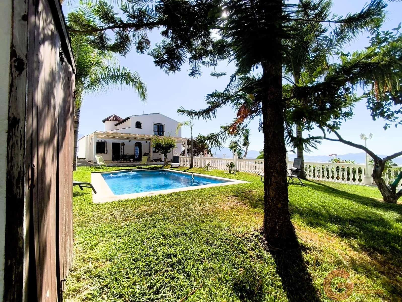 Chalet de 3 habitaciones en Motril en venta con piscina garaje - 595.000 € (Ref: 10049868)