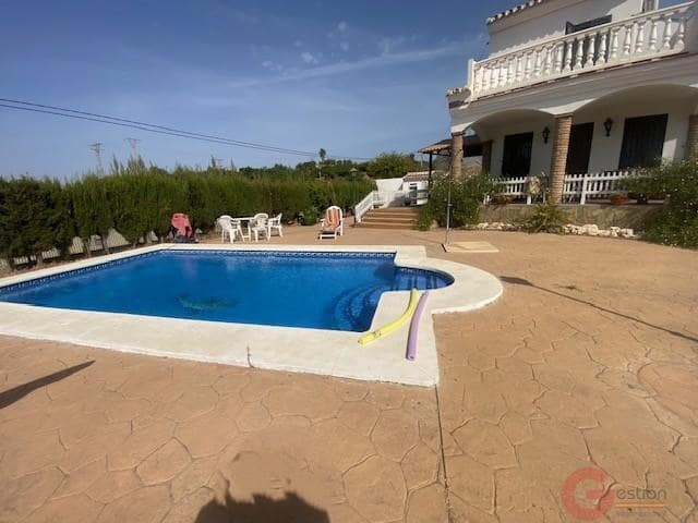 2 soveværelse Finca/Landehus til salg i Velez-Malaga med swimmingpool garage - € 640.000 (Ref: 10074666)