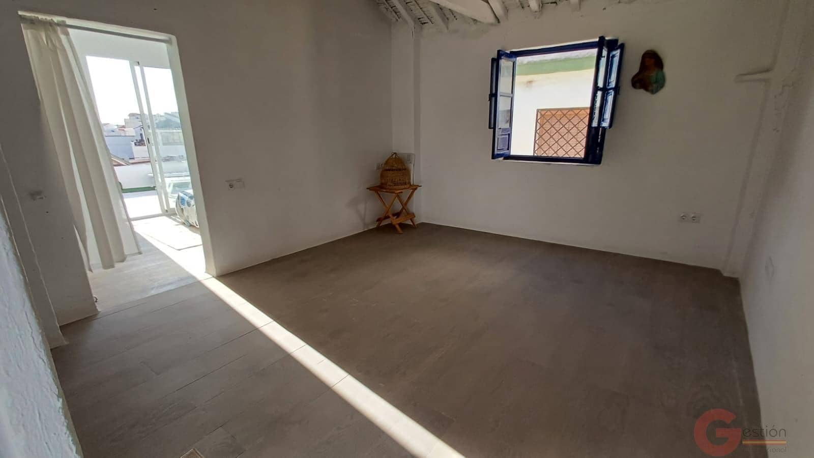 Chalet de 4 habitaciones en Salobreña en venta - 300.000 € (Ref: 10080159)