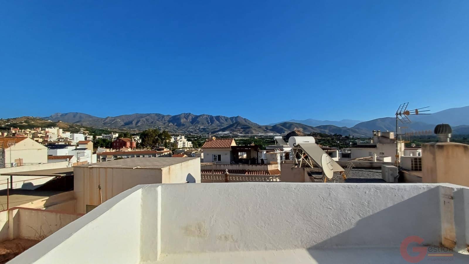 Chalet de 4 habitaciones en Salobreña en venta - 300.000 € (Ref: 10080159)
