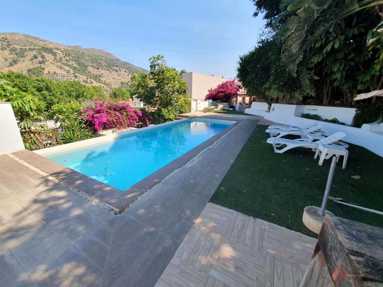 4 soveværelse Villa til salg i Velez de Benaudalla med swimmingpool garage - € 400.000 (Ref: 8456447)