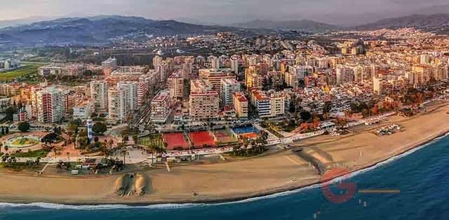 10 chambre Villa/Maison à vendre à Torre del Mar, Vélez-Málaga avec piscine garage - 425 000 € (Ref: 8607863)