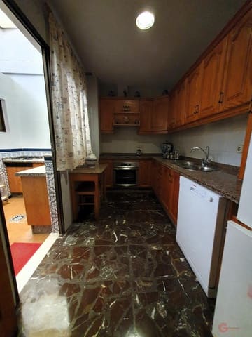 5 quarto Moradia para venda em Centro, Granada cidade com garagem - 265 000 € (Ref: 8714505)