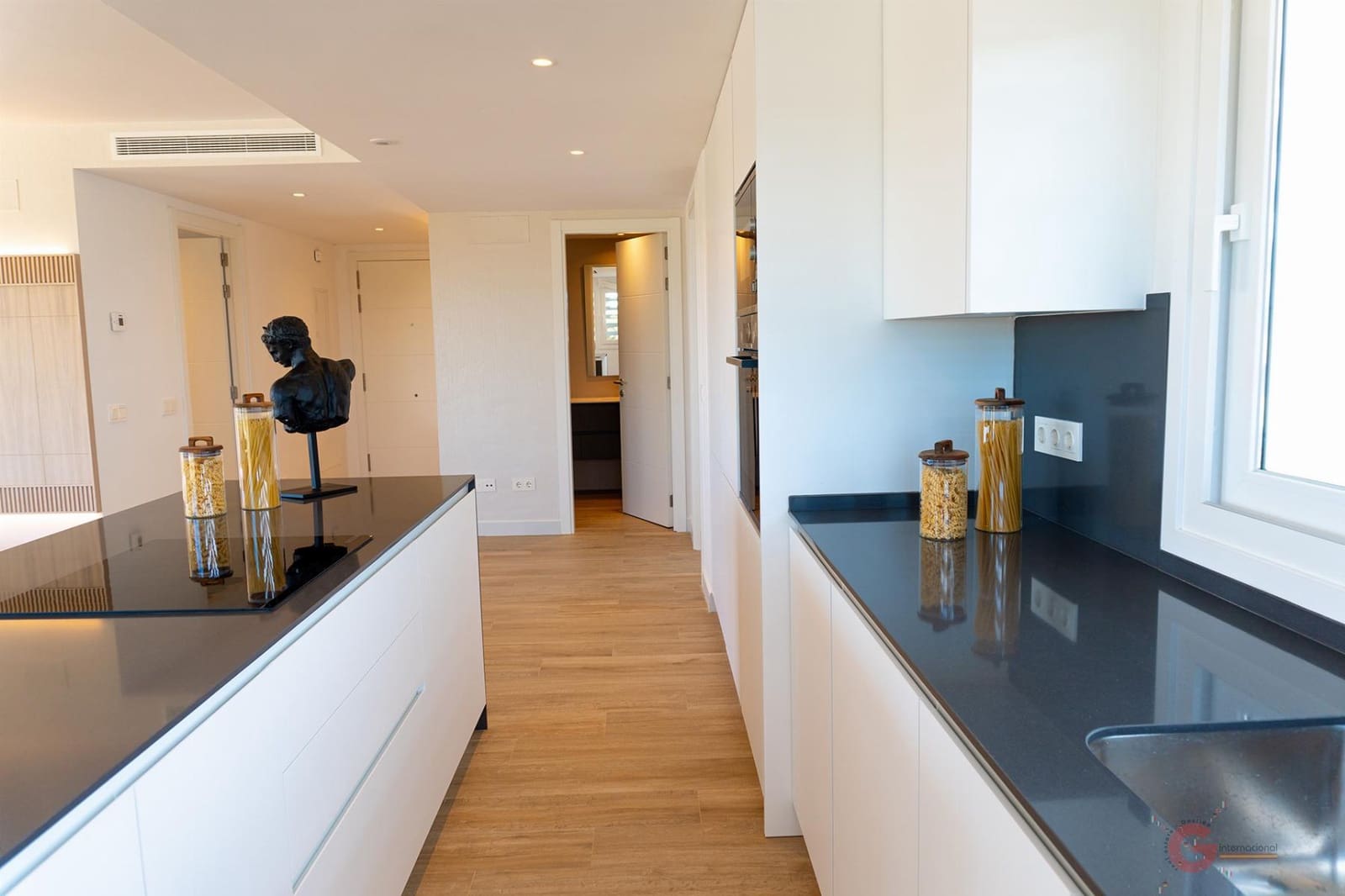 2 makuuhuone Asunto myytävänä paikassa Estepona mukana uima-altaan - 335 000 € (Ref: 9050489)