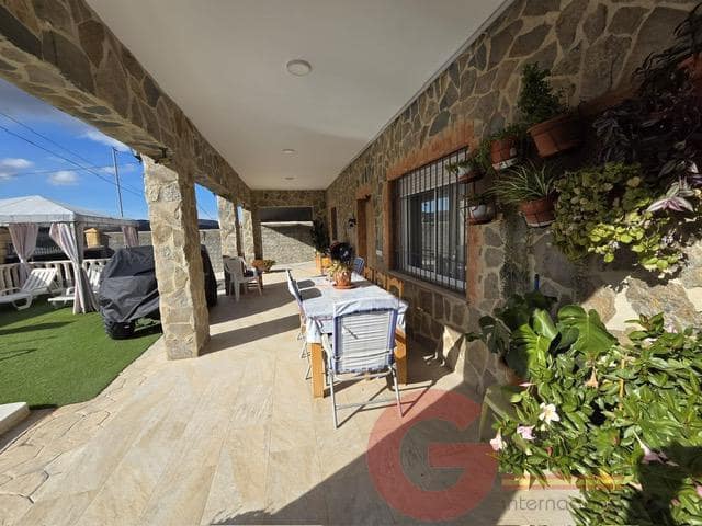 3 bedroom Villa for sale in Iznajar with pool garage - € 285,000 (Ref: 9448483)