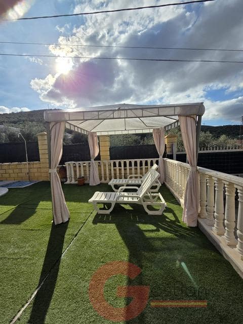 3 bedroom Villa for sale in Iznajar with pool garage - € 285,000 (Ref: 9448483)