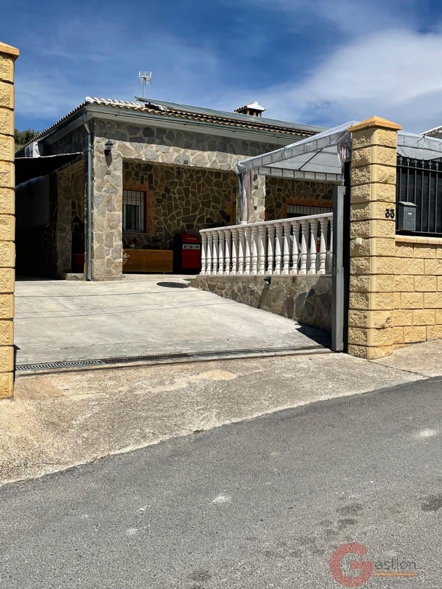 3 bedroom Villa for sale in Iznajar with pool garage - € 285,000 (Ref: 9448483)