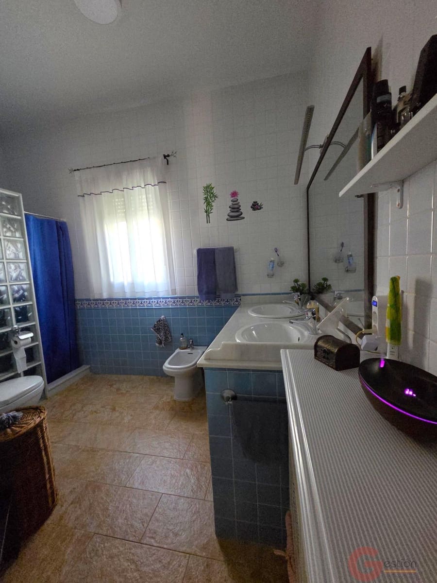 3 bedroom Villa for sale in Iznajar with pool garage - € 285,000 (Ref: 9448483)