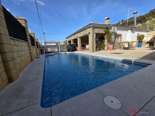 3 bedroom Villa for sale in Iznájar with pool garage - € 299,000 (Ref: 9448483)