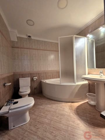 4 bedroom Flat for sale in Motril with garage - € 179,000 (Ref: 9503534)