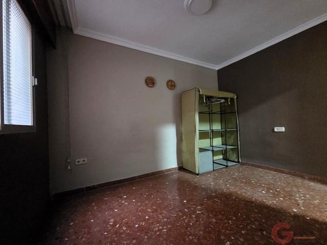 4 bedroom Flat for sale in Motril with garage - € 179,000 (Ref: 9503534)