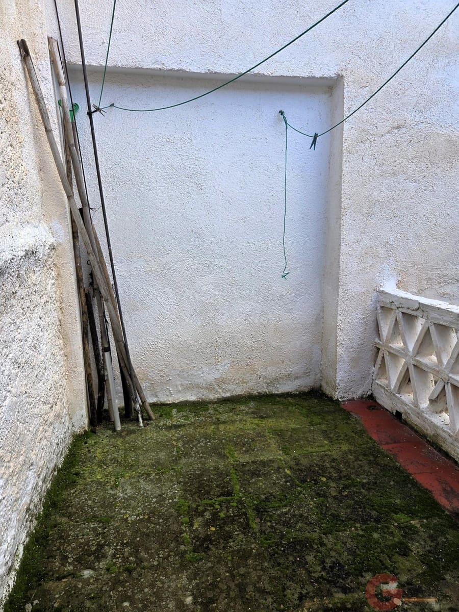 7 bedroom Villa for sale in Albunuelas - € 69,000 (Ref: 9523471)