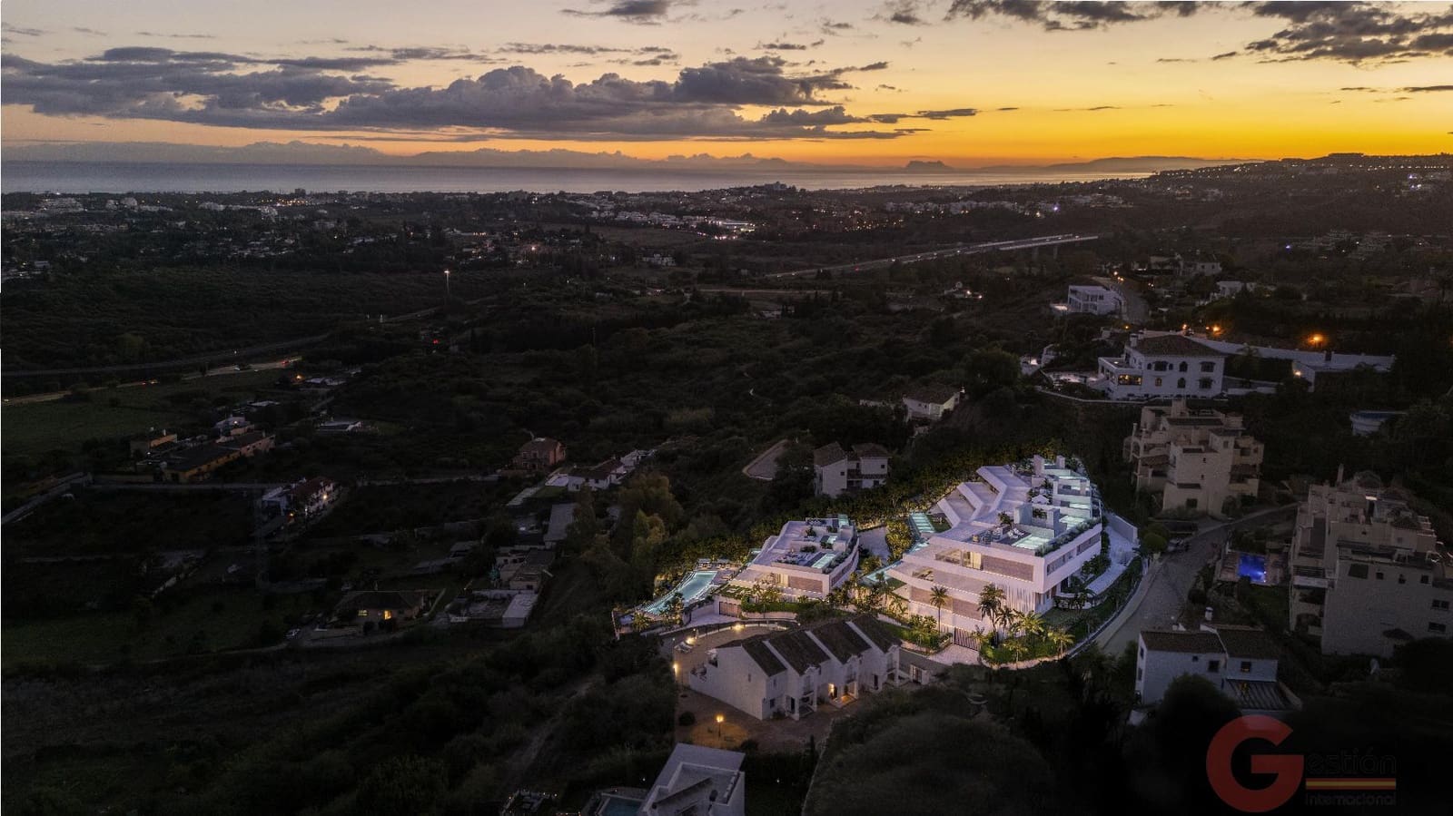 2 sypialnia Penthouse na sprzedaż w Benahavis z basenem garażem - 990 000 € (Ref: 9548360)