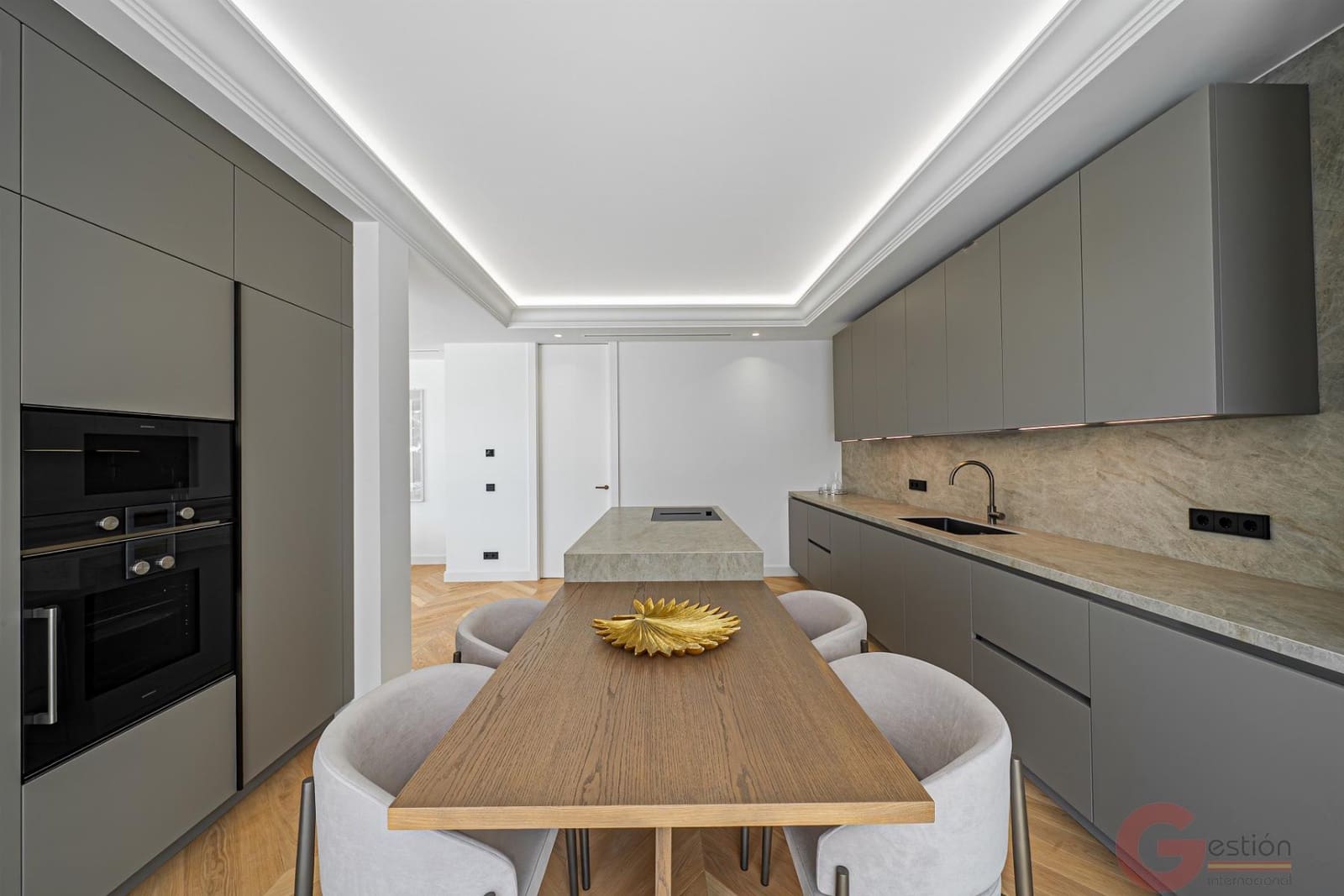 6 sypialnia Willa na sprzedaż w Marbella z basenem garażem - 6 400 000 € (Ref: 9548369)