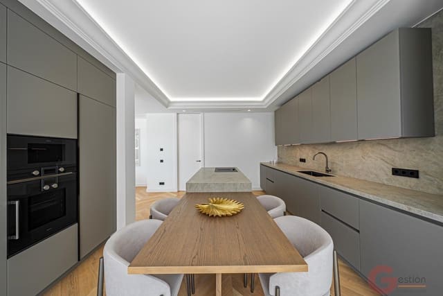 6 makuuhuone Huvila myytävänä paikassa Lomas De Marbella, Marbella mukana uima-altaan 
autotalli - 6 400 000 € (Ref: 9548369)