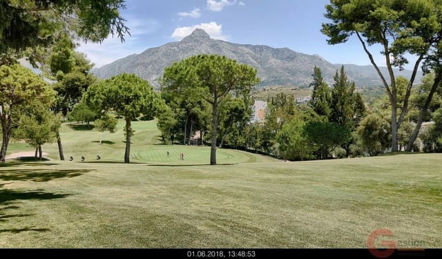 2 chambre Penthouse à vendre à Huerta Belón - Calvario, Marbella avec piscine garage - 700 000 € (Ref: 9650889)