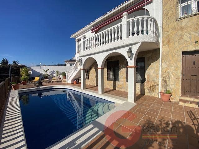 Chalet de 4 habitaciones en Caleta de Vélez en venta con piscina garaje - 690.000 € (Ref: 9677580)