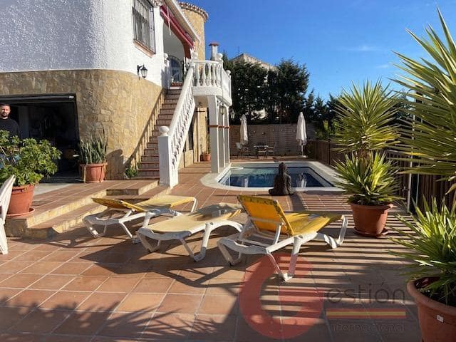 Chalet de 4 habitaciones en Caleta de Vélez, Vélez-Málaga en venta con piscina garaje - 690.000 € (Ref: 9677580)
