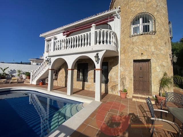 Chalet de 4 habitaciones en Caleta de Vélez en venta con piscina garaje - 690.000 € (Ref: 9677580)
