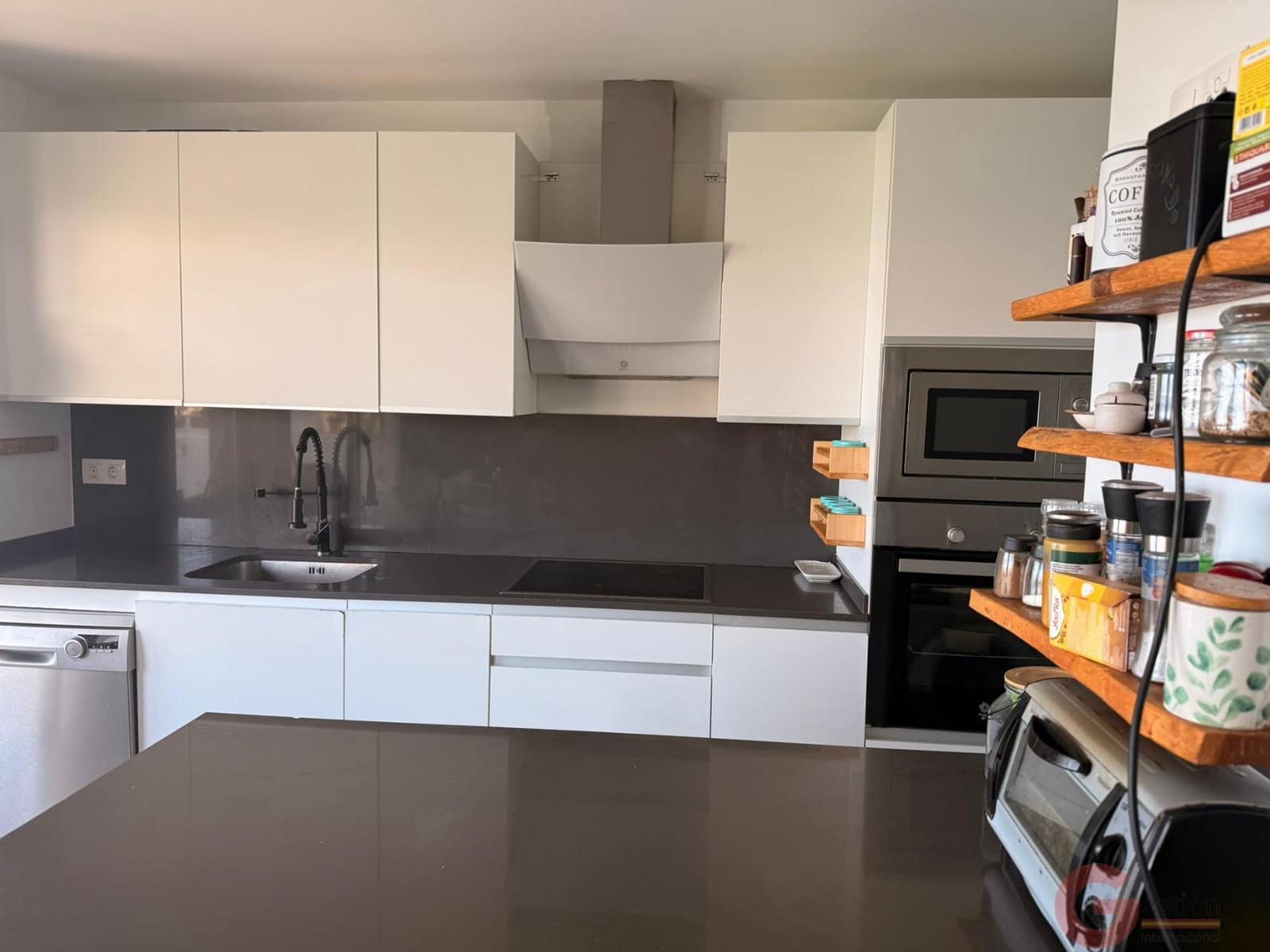 2 bedroom Flat for sale in Almunecar with pool garage - € 467,000 (Ref: 9826668)