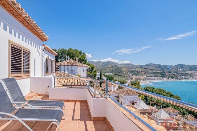 4 bedroom Villa for sale in La Herradura with pool garage - € 1,010,000 (Ref: 9857650)