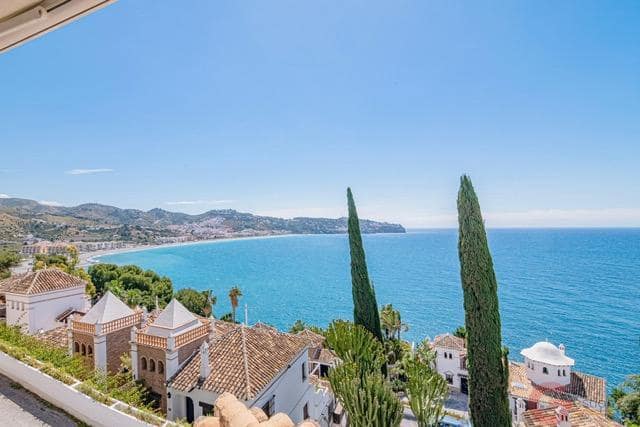 4 bedroom Villa for sale in La Herradura with pool garage - € 1,010,000 (Ref: 9857650)