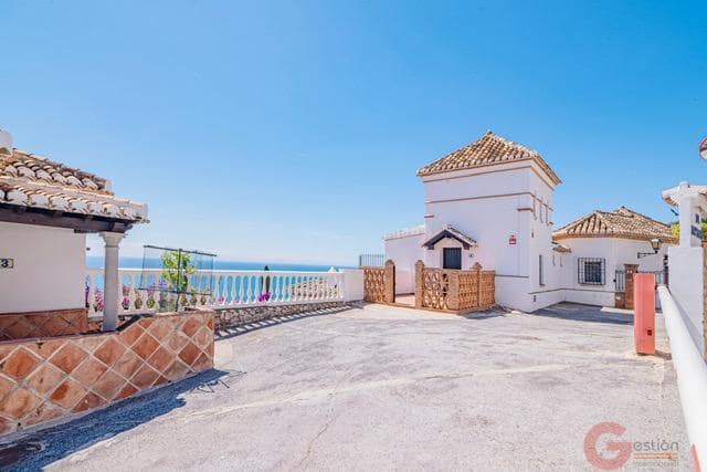 4 bedroom Villa for sale in La Herradura with pool garage - € 1,010,000 (Ref: 9857650)