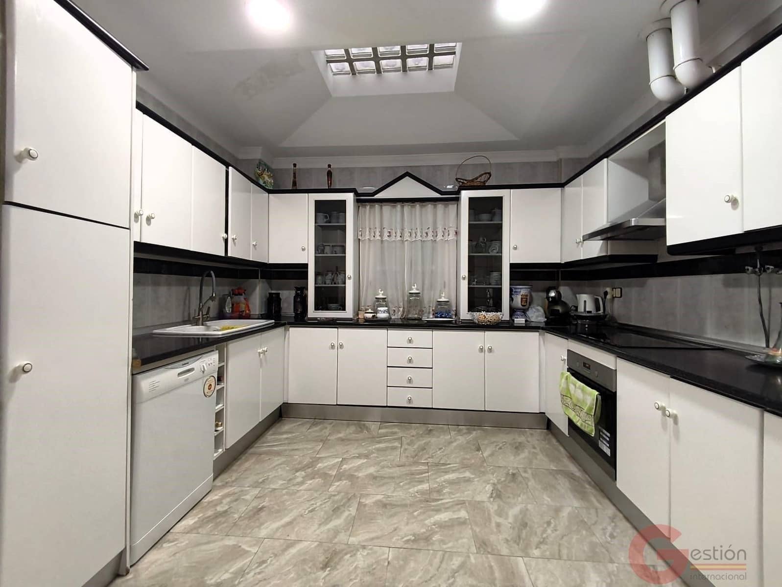 Chalet de 5 habitaciones en Motril en venta con garaje - 297.000 € (Ref: 9884928)