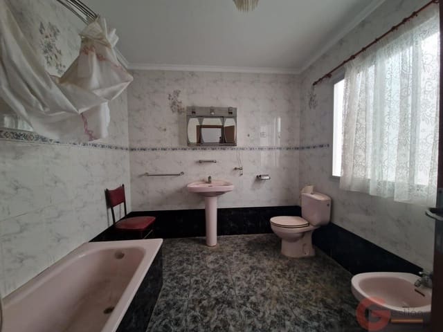6 bedroom Villa for sale in Molvízar - € 199,500 (Ref: 9899994)