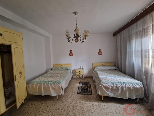 6 bedroom Villa for sale in Molvízar - € 199,500 (Ref: 9899994)