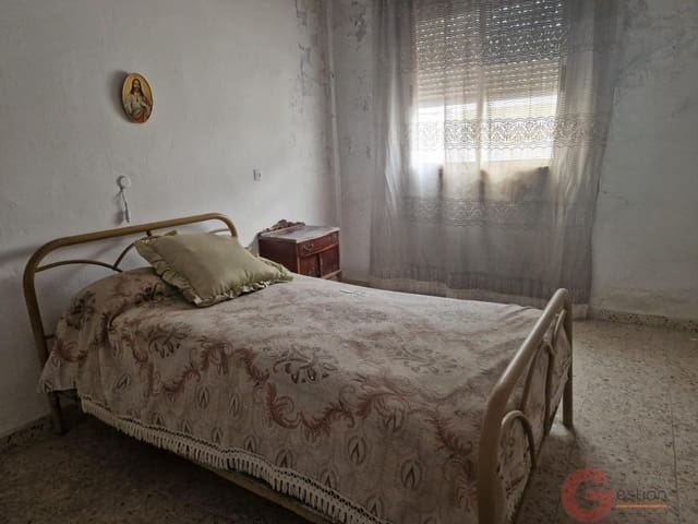 6 bedroom Villa for sale in Molvízar - € 199,500 (Ref: 9899994)