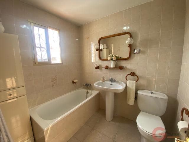 Villa til salgs i Competa med garasje - € 405 000 (Ref: 9948005)