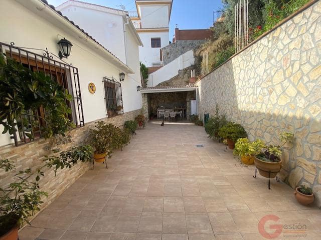 Villa til salgs i Competa med garasje - € 405 000 (Ref: 9948005)