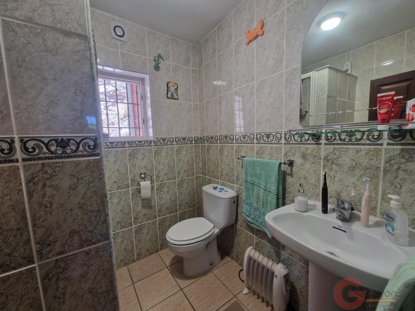 4 bedroom Villa for sale in Velez de Benaudalla with pool - € 265,000 (Ref: 9954607)