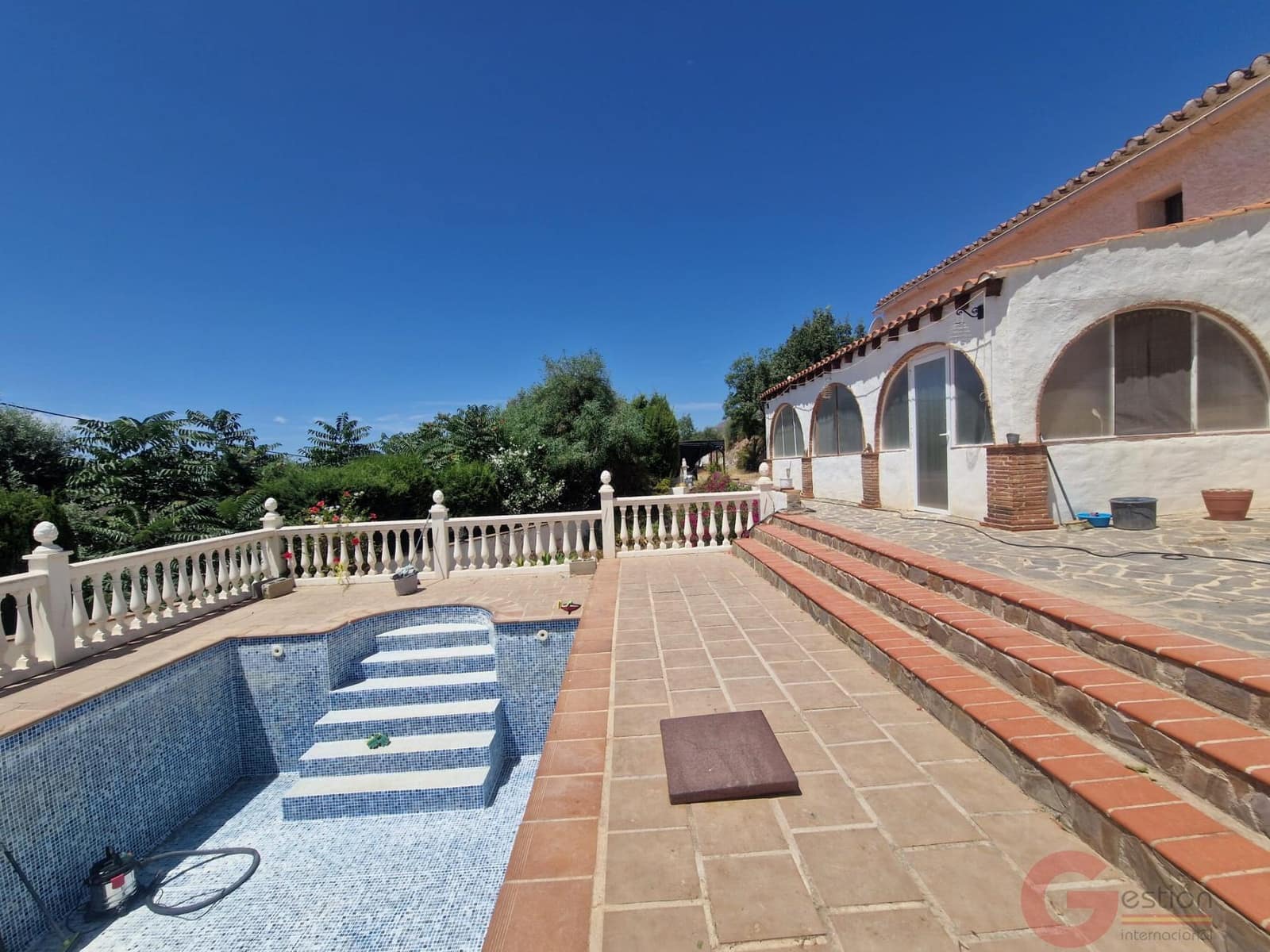 4 bedroom Villa for sale in Velez de Benaudalla with pool - € 265,000 (Ref: 9954607)