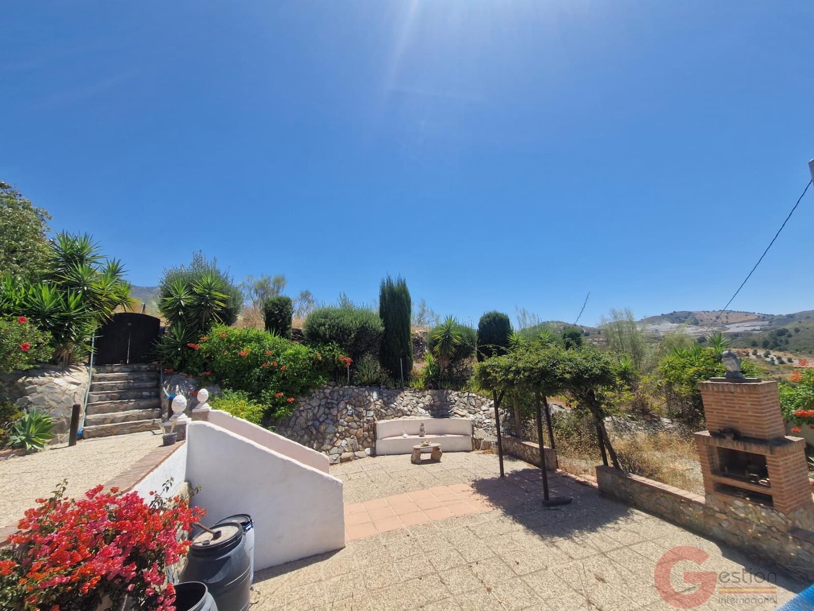 4 bedroom Villa for sale in Velez de Benaudalla with pool - € 265,000 (Ref: 9954607)