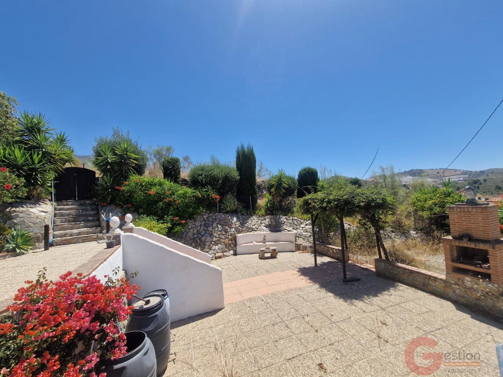 4 bedroom Villa for sale in Velez de Benaudalla with pool - € 265,000 (Ref: 9954607)