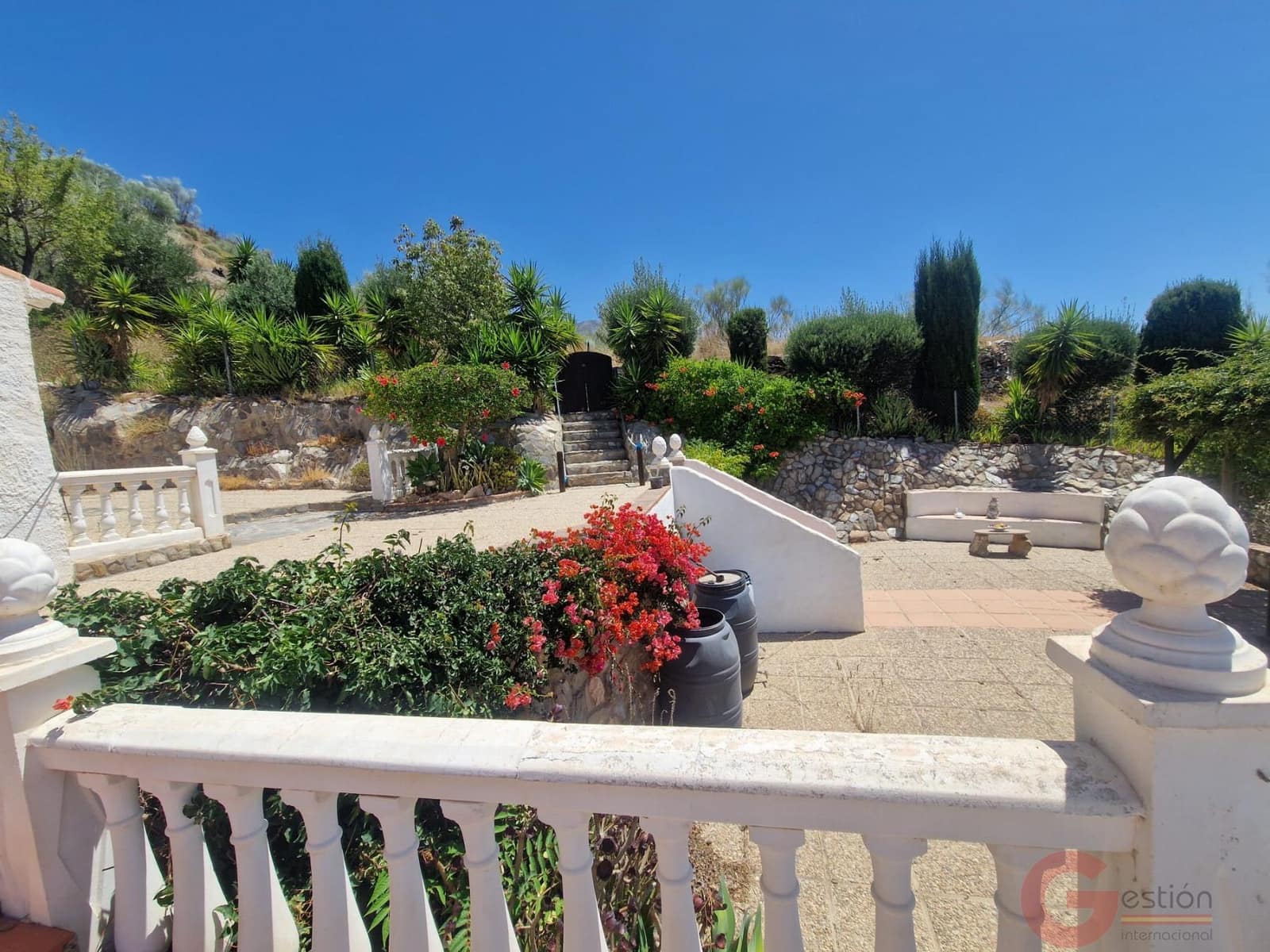 4 bedroom Villa for sale in Velez de Benaudalla with pool - € 265,000 (Ref: 9954607)