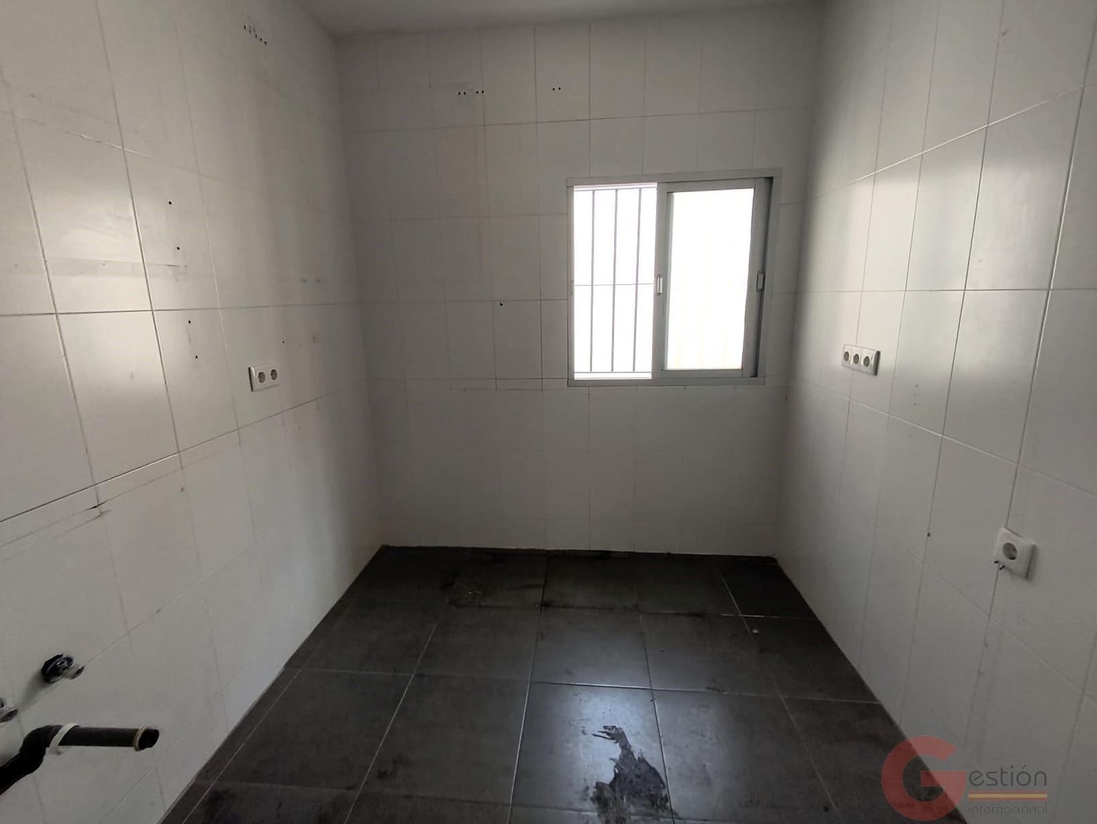Local Comercial en Motril en venta - 255.000 € (Ref: 9981664)