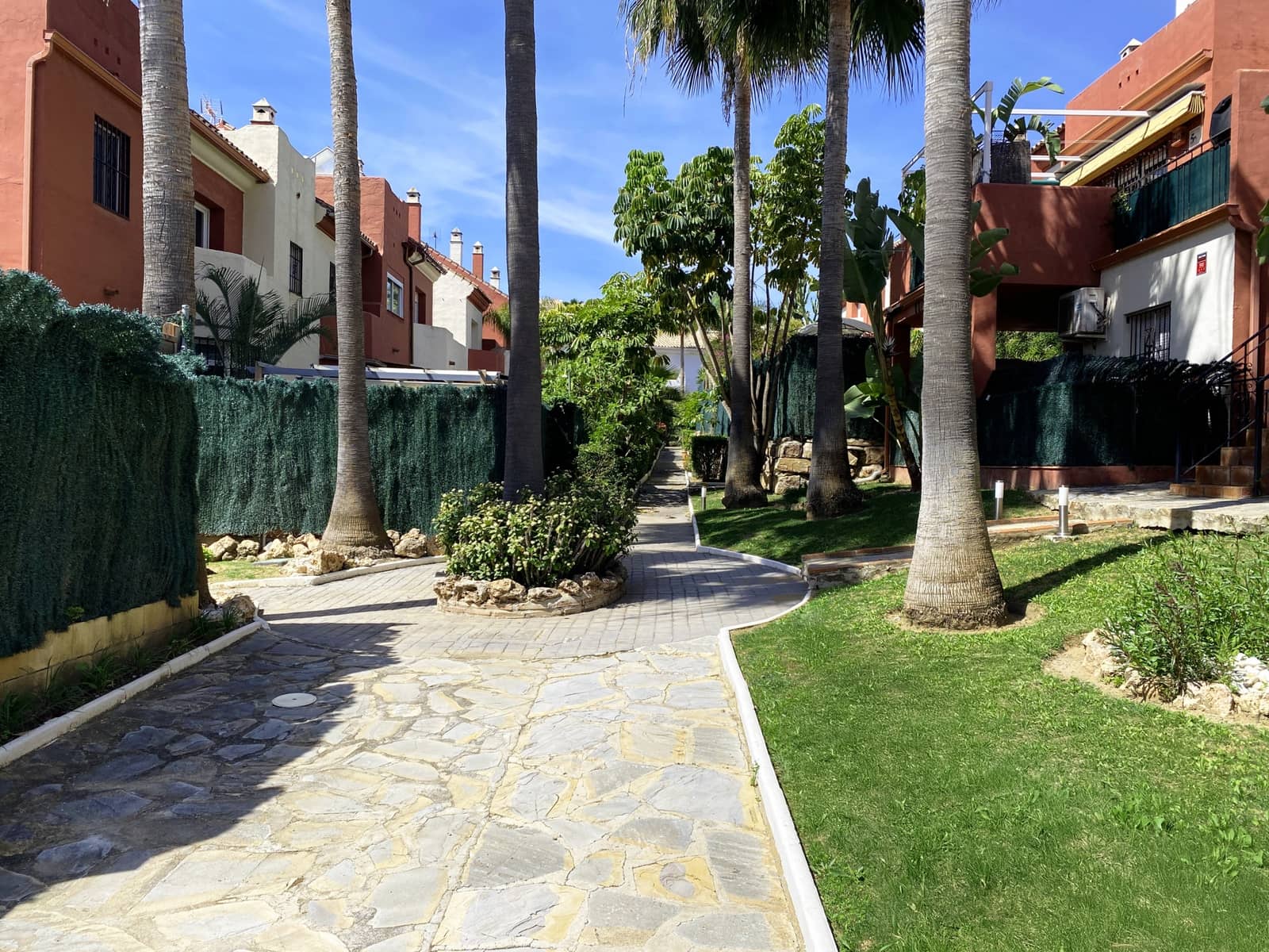 3 sypialnia Dom na sprzedaż w Estepona z basenem garażem - 645 000 € (Ref: 8929059)