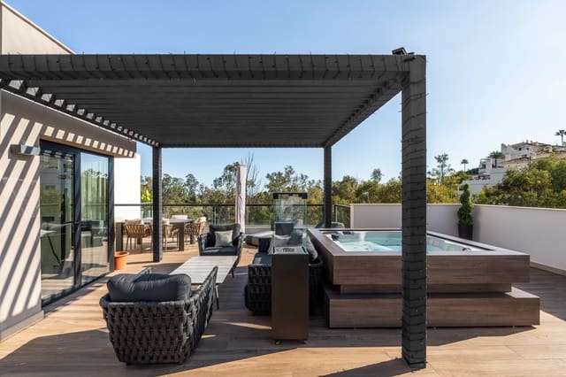 3 makuuhuone Huoneisto myytävänä paikassa Nueva Andalucia, Marbella mukana uima-altaan 
autotalli - 995 000 € (Ref: 9159393)