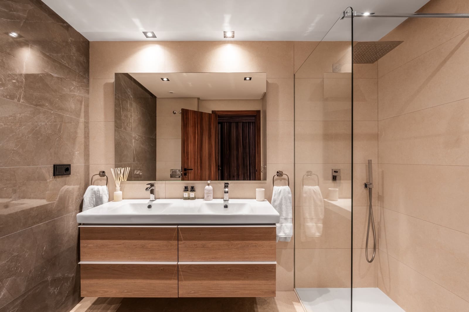 3 makuuhuone Huoneisto myytävänä paikassa Nueva Andalucia mukana uima-altaan 
autotalli - 995 000 € (Ref: 9159393)