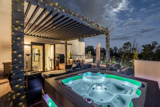 3 makuuhuone Huoneisto myytävänä paikassa Nueva Andalucia, Marbella mukana uima-altaan 
autotalli - 995 000 € (Ref: 9159393)