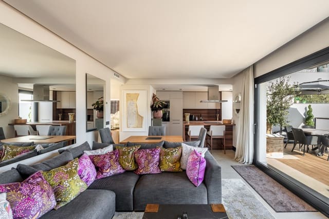 3 makuuhuone Huoneisto myytävänä paikassa Nueva Andalucia, Marbella mukana uima-altaan 
autotalli - 995 000 € (Ref: 9159393)