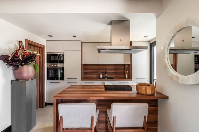 3 makuuhuone Huoneisto myytävänä paikassa Nueva Andalucia, Marbella mukana uima-altaan 
autotalli - 995 000 € (Ref: 9159393)